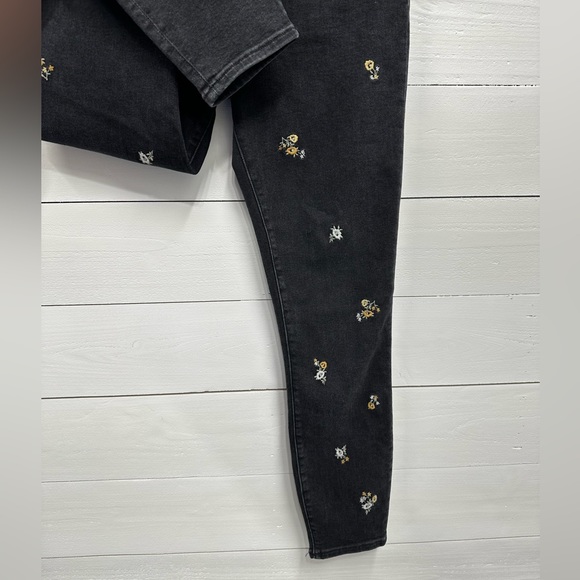 Abercrombie & Fitch • High Rise Super Skinny Ankle Black Embroidered Floral - 28 - Picture 6 of 6